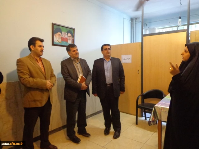 بازدید دکتر ساکی از اتاق پژوهش پردیس