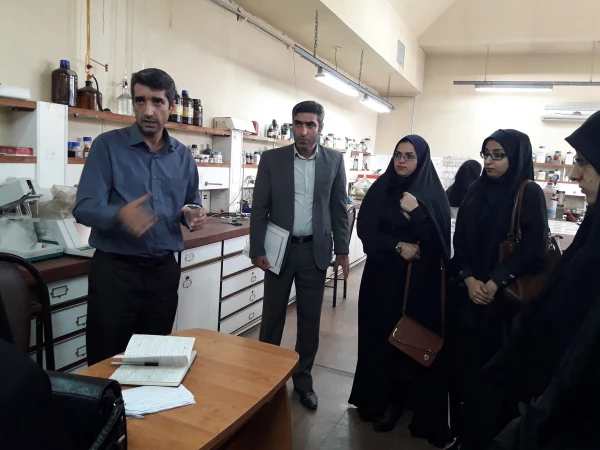 بازدید دانشجویان دبیری شیمی ورودی 91 از مخزن شیمی دانشگاه مازندران 5