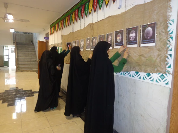 برپایی نمایشگاه عکس با مضمون استکبارستیزی به مناسبت هفته ی بسیج و برپایی ایستگاه صلواتی به علت همزمانی ایام با اربعین حسینی 3