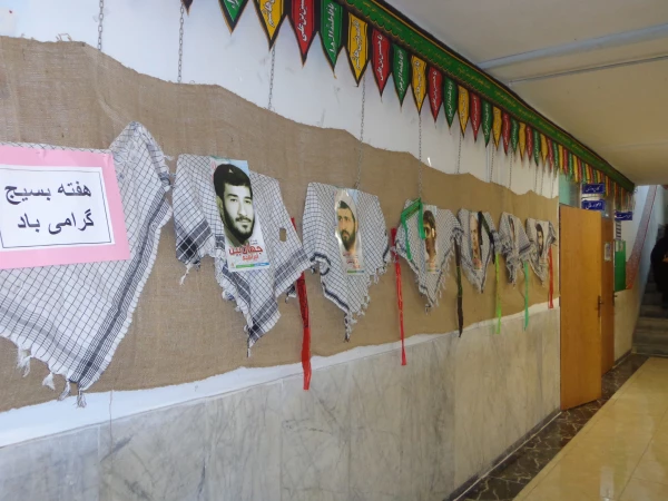 برپایی نمایشگاه عکس با مضمون استکبارستیزی به مناسبت هفته ی بسیج و برپایی ایستگاه صلواتی به علت همزمانی ایام با اربعین حسینی 4