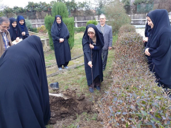 کاشت نهال درختان میوه در محوطه پردیس به مناسبت روز درختکاری 2