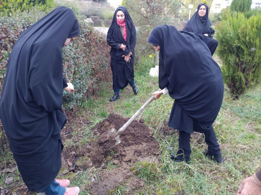 کاشت نهال درختان میوه در محوطه پردیس به مناسبت روز درختکاری 5