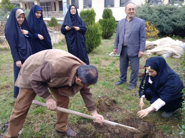 کاشت نهال درختان میوه در محوطه پردیس به مناسبت روز درختکاری 4