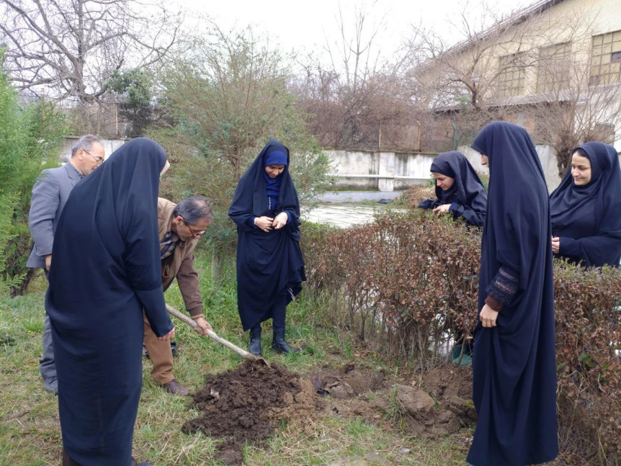 کاشت نهال درختان میوه در محوطه پردیس به مناسبت روز درختکاری 8