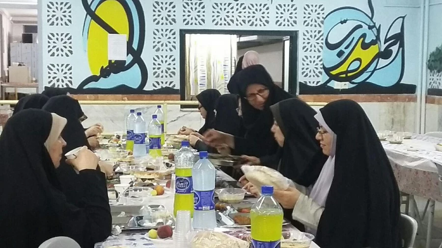 برگزاری ضیافت افطار با حضور اعضای هیات علمی، غیرهیات علمی و دانشجویان در پردیس 5