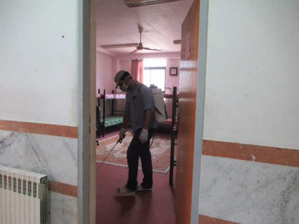 انجام اقداماتی همچون نظافت، سمپاشی و ... در سرای دانشجویی جهت استقبال از دانشجویان در ترم جدید به قلم دوربین 3