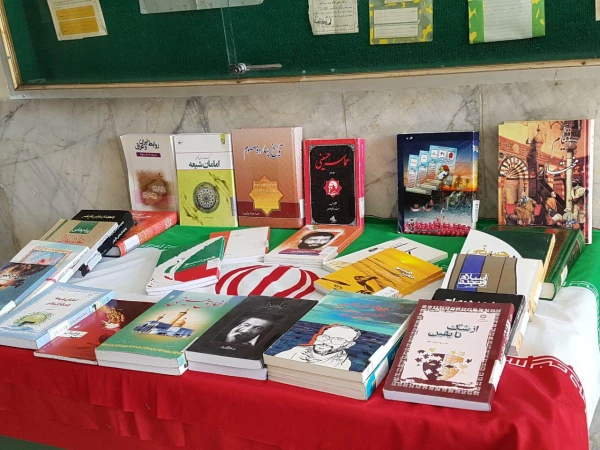 برگزاری نمایشگاه آثار مکتوب هشت سال دفاع مقدس (نامه ها، انواع پاکت نامه ها و نقشه های دستی) و نمایشگاه کتاب ویژه ماه محرم در پردیس 2