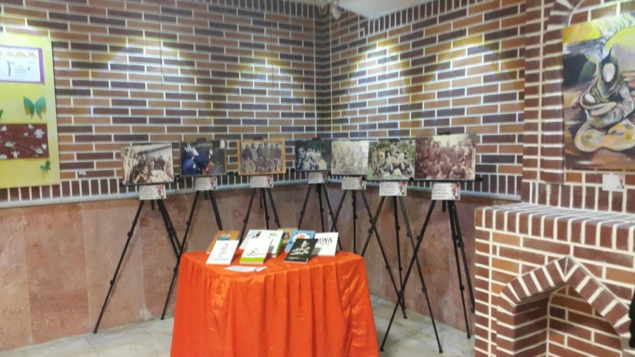 بازدید دانشجویان از نمایشگاه مهر و ماه حوزه هنری استان به مناسبت گرامیداشت هفته دفاع مقدس در اولین ساعت فرهنگی سال تحصیلی جدید 5