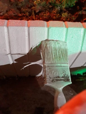 کار جهادی و داوطلبانه ی تعدادی از دانشجومعلمان ورودی ۹۶ پردیس صدیقه طاهره( س)  در رنگ آمیزی جدول های محوطه دانشگاه 2