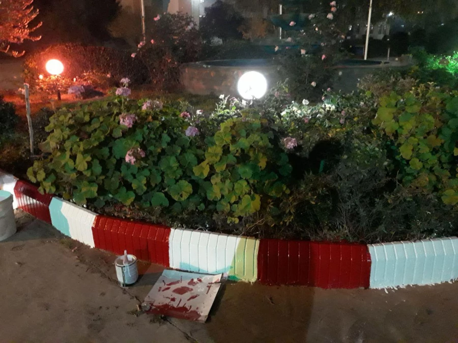 کار جهادی و داوطلبانه ی تعدادی از دانشجومعلمان ورودی ۹۶ پردیس صدیقه طاهره( س)  در رنگ آمیزی جدول های محوطه دانشگاه 2