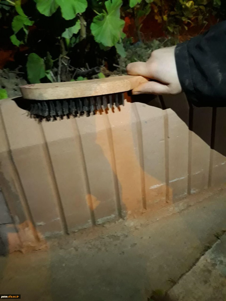 کار جهادی و داوطلبانه ی تعدادی از دانشجومعلمان ورودی ۹۶ پردیس صدیقه طاهره( س)  در رنگ آمیزی جدول های محوطه دانشگاه 2