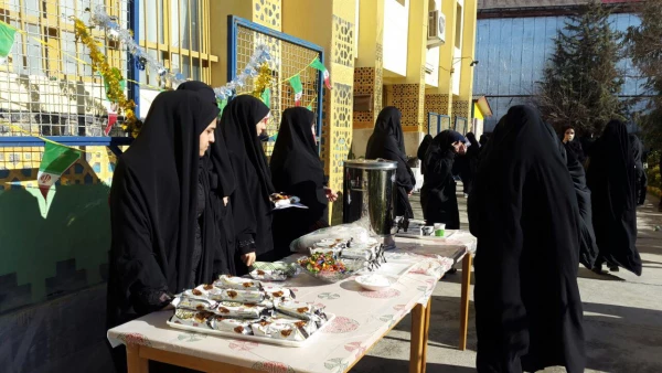 به مناسبت آغاز دهه مبارک فجربرگزار شد: برگزاری نمایشگاه کتاب، ایستگاه صلواتی و تجدید پیمان با آرمان های امام راحل و شهدا با حضور در جوار مزار شهید گمنام پردیس 2