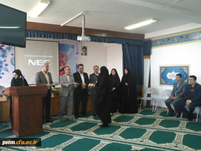 تقدیر از برگزیدگان جشنواره استانی دست ساخته ها توسط آقای آقاخانی،  مدیر کل برنامه ریزی، خدمات و رفاه دانشجویی دانشگاه