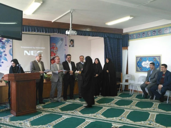 تقدیر از برگزیدگان جشنواره استانی دست ساخته ها توسط آقای آقاخانی،  مدیر کل برنامه ریزی، خدمات و رفاه دانشجویی دانشگاه 2