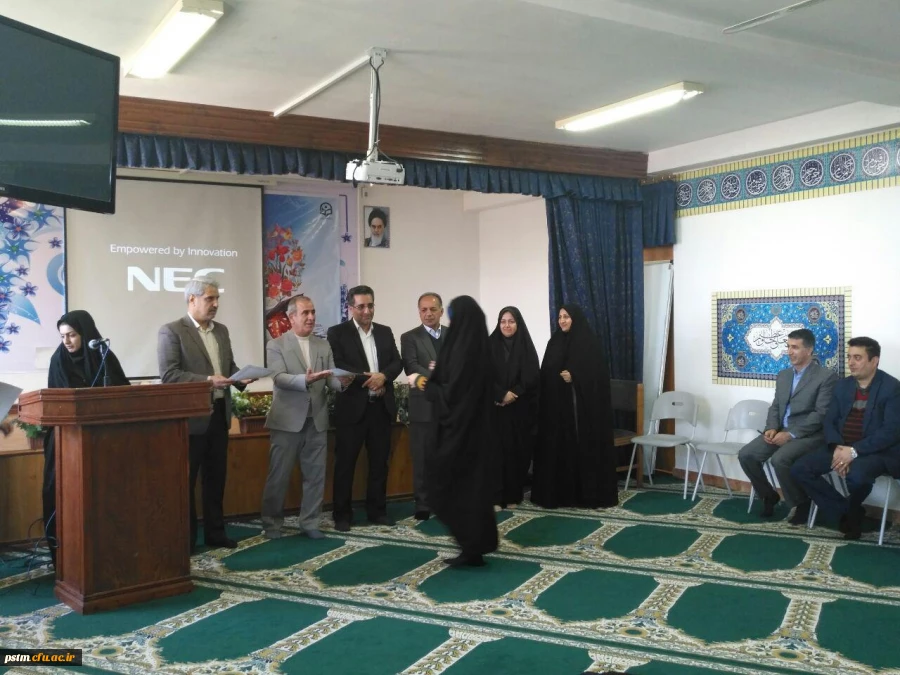 تقدیر از برگزیدگان جشنواره استانی دست ساخته ها توسط آقای آقاخانی،  مدیر کل برنامه ریزی، خدمات و رفاه دانشجویی دانشگاه 2