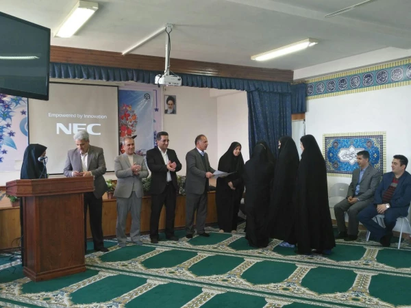 تقدیر از برگزیدگان جشنواره استانی دست ساخته ها توسط آقای آقاخانی،  مدیر کل برنامه ریزی، خدمات و رفاه دانشجویی دانشگاه 4