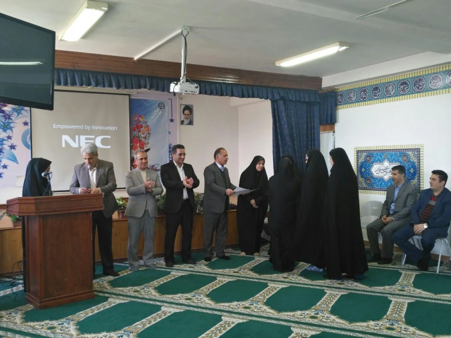 تقدیر از برگزیدگان جشنواره استانی دست ساخته ها توسط آقای آقاخانی،  مدیر کل برنامه ریزی، خدمات و رفاه دانشجویی دانشگاه 4