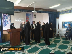 تقدیر از برگزیدگان جشنواره استانی دست ساخته ها توسط آقای آقاخانی،  مدیر کل برنامه ریزی، خدمات و رفاه دانشجویی دانشگاه 8