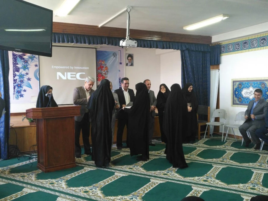 تقدیر از برگزیدگان جشنواره استانی دست ساخته ها توسط آقای آقاخانی،  مدیر کل برنامه ریزی، خدمات و رفاه دانشجویی دانشگاه 8