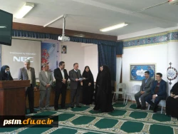 تقدیر از برگزیدگان جشنواره استانی دست ساخته ها توسط آقای آقاخانی،  مدیر کل برنامه ریزی، خدمات و رفاه دانشجویی دانشگاه 9