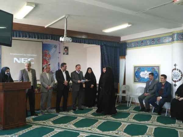 تقدیر از برگزیدگان جشنواره استانی دست ساخته ها توسط آقای آقاخانی،  مدیر کل برنامه ریزی، خدمات و رفاه دانشجویی دانشگاه 9