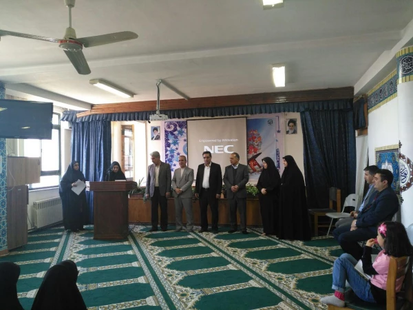 تقدیر از برگزیدگان جشنواره استانی دست ساخته ها توسط آقای آقاخانی،  مدیر کل برنامه ریزی، خدمات و رفاه دانشجویی دانشگاه 3