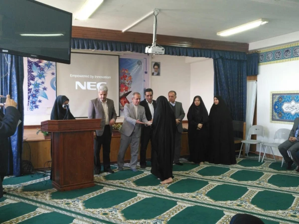 تقدیر از برگزیدگان جشنواره استانی دست ساخته ها توسط آقای آقاخانی،  مدیر کل برنامه ریزی، خدمات و رفاه دانشجویی دانشگاه 6