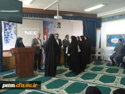 تقدیر از برگزیدگان جشنواره استانی دست ساخته ها توسط آقای آقاخانی،  مدیر کل برنامه ریزی، خدمات و رفاه دانشجویی دانشگاه 7