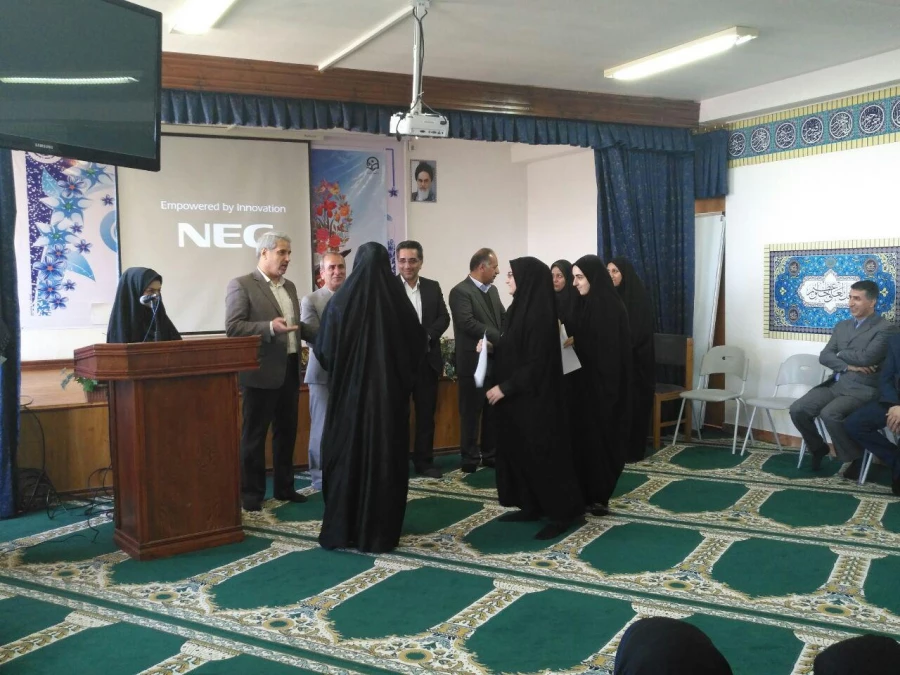 تقدیر از برگزیدگان جشنواره استانی دست ساخته ها توسط آقای آقاخانی،  مدیر کل برنامه ریزی، خدمات و رفاه دانشجویی دانشگاه 7