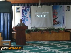 تقدیر از برگزیدگان جشنواره استانی دست ساخته ها توسط آقای آقاخانی،  مدیر کل برنامه ریزی، خدمات و رفاه دانشجویی دانشگاه 5