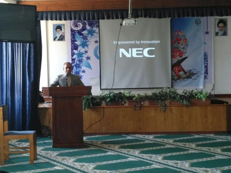 تقدیر از برگزیدگان جشنواره استانی دست ساخته ها توسط آقای آقاخانی،  مدیر کل برنامه ریزی، خدمات و رفاه دانشجویی دانشگاه 5