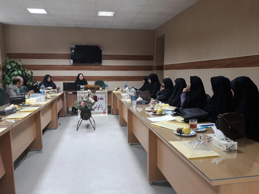 برگزاری کارگاه آموزشی کارورزی برای مدیران و معلمان راهنمای مدارس مجری درس کارورزی 3