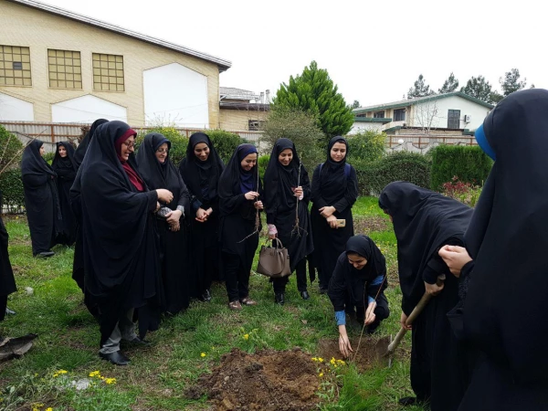 کاشت نهال در محوطه سرای دانشجویی پردیس به مناسبت روز درختکاری 2