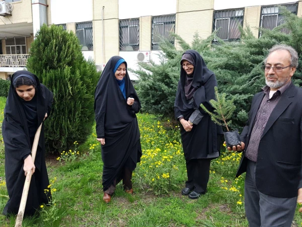 کاشت نهال در محوطه سرای دانشجویی پردیس به مناسبت روز درختکاری 3