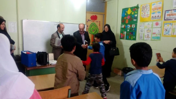 حضور مسئولین دانشگاه در جلسه شورای آموزگاران مدرسه همکار مدرسه شهید مرادی و اهداء جوایز به دانش آموزان  2