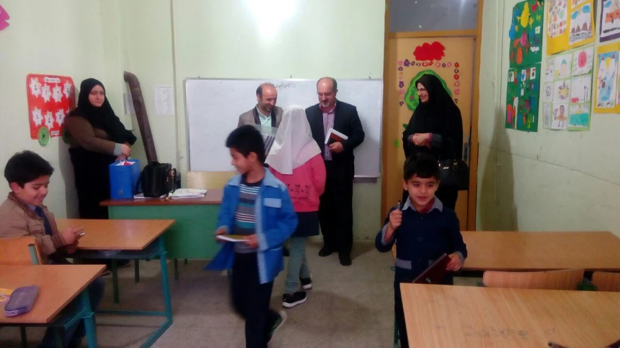 حضور مسئولین دانشگاه در جلسه شورای آموزگاران مدرسه همکار مدرسه شهید مرادی و اهداء جوایز به دانش آموزان  3