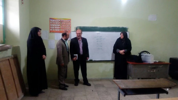 حضور مسئولین دانشگاه در جلسه شورای آموزگاران مدرسه همکار مدرسه شهید مرادی و اهداء جوایز به دانش آموزان  4