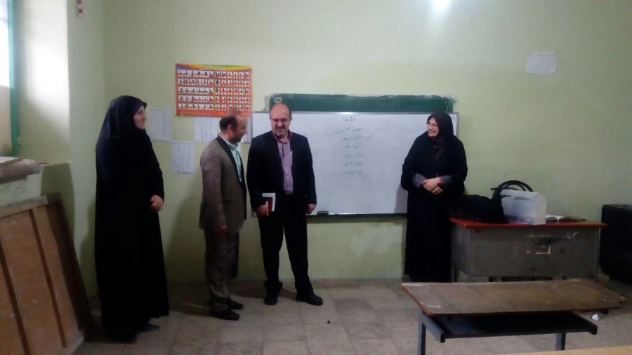 حضور مسئولین دانشگاه در جلسه شورای آموزگاران مدرسه همکار مدرسه شهید مرادی و اهداء جوایز به دانش آموزان  4