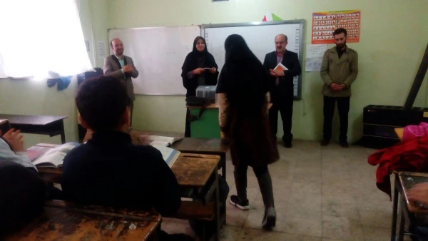 حضور مسئولین دانشگاه در جلسه شورای آموزگاران مدرسه همکار مدرسه شهید مرادی و اهداء جوایز به دانش آموزان  7