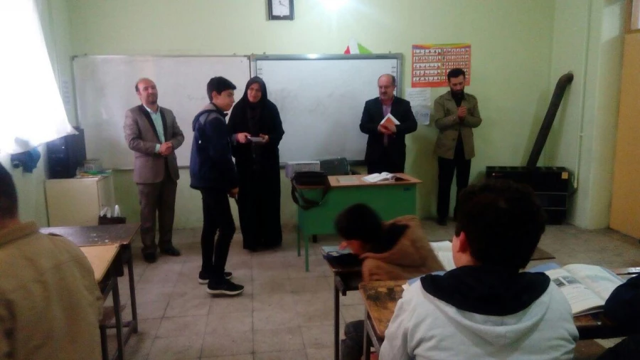 حضور مسئولین دانشگاه در جلسه شورای آموزگاران مدرسه همکار مدرسه شهید مرادی و اهداء جوایز به دانش آموزان  8