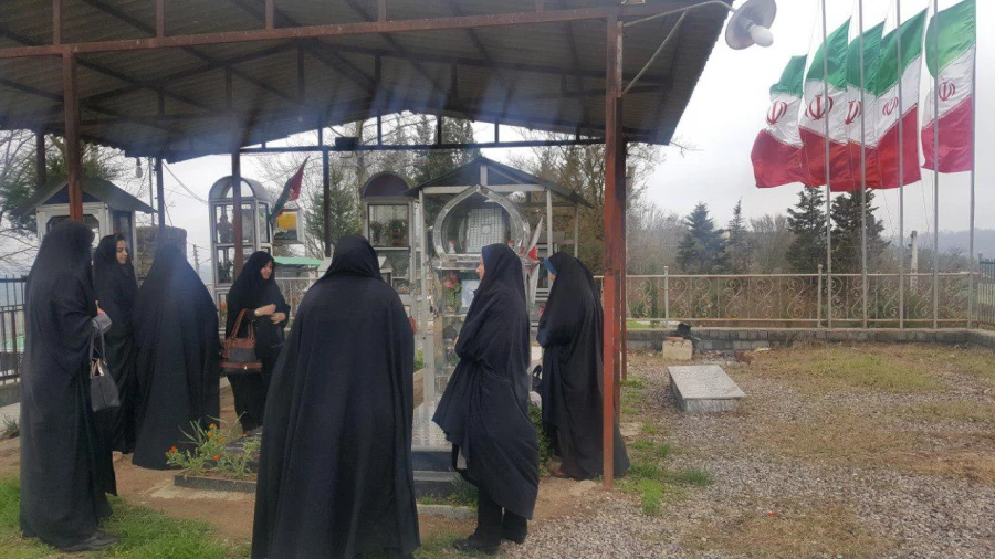 حضور سرپرستان پردیس و مرکز حضرت فاطمه (س) قائمشهربه همراه کارکنان  برمزار شهدا و تجدید میثاق با آرمان های آنان در روز شهدا  2