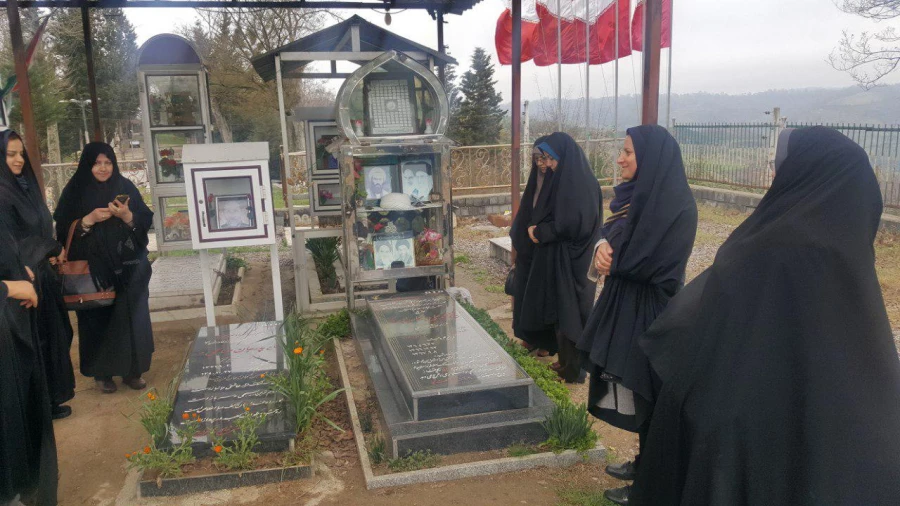 حضور سرپرستان پردیس و مرکز حضرت فاطمه (س) قائمشهربه همراه کارکنان  برمزار شهدا و تجدید میثاق با آرمان های آنان در روز شهدا  2