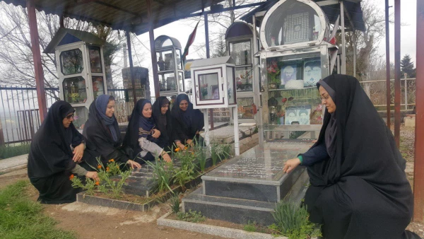 حضور سرپرستان پردیس و مرکز حضرت فاطمه (س) قائمشهربه همراه کارکنان  برمزار شهدا و تجدید میثاق با آرمان های آنان در روز شهدا  2