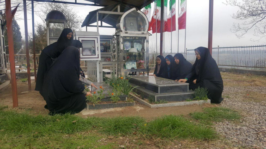 حضور سرپرستان پردیس و مرکز حضرت فاطمه (س) قائمشهربه همراه کارکنان  برمزار شهدا و تجدید میثاق با آرمان های آنان در روز شهدا  2