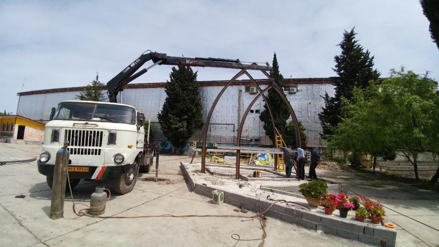 انجام عملیات نصب بخشی از سازه یادمان شهید گمنام پردیس 5