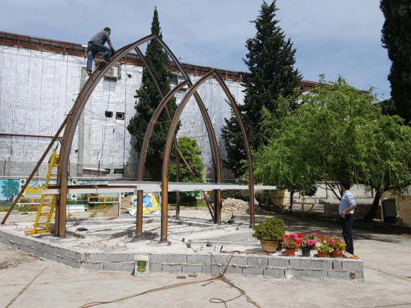 انجام عملیات نصب بخشی از سازه یادمان شهید گمنام پردیس 4