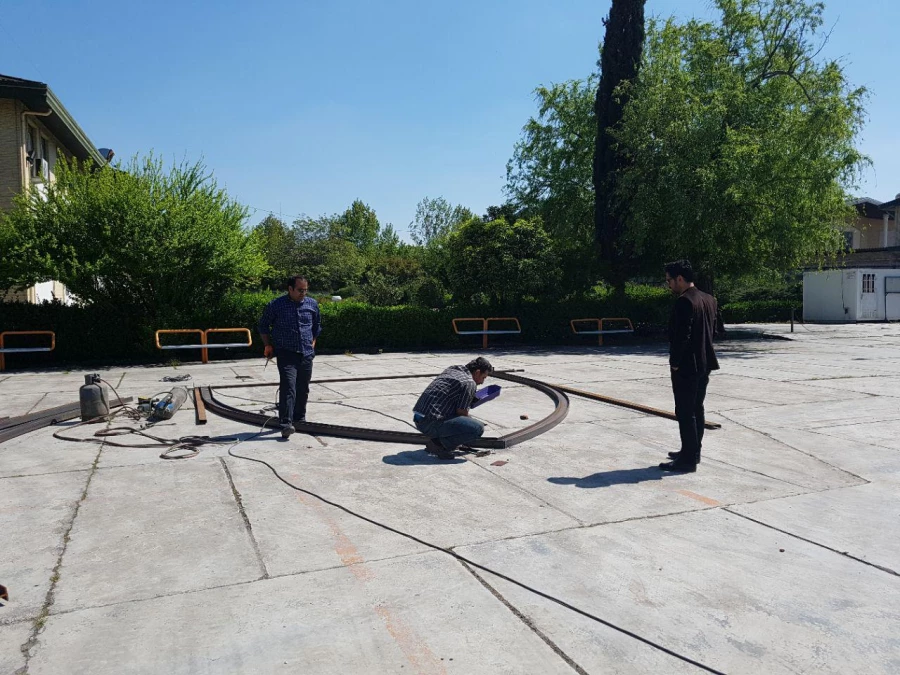 انجام عملیات نصب بخشی از سازه یادمان شهید گمنام پردیس 6