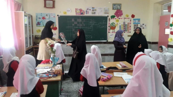 به مناسبت گرامیداشت مقام معلم انجام شد: حضور مسئولین پردیس در مدارس میزبان نومعلمان دانشگاه 4