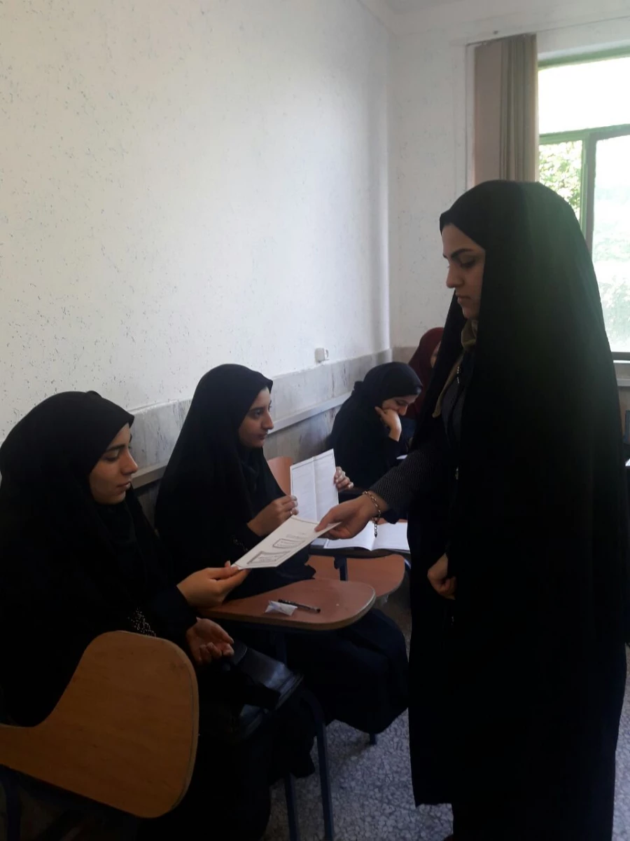 به مناسبت هفته سلامت  انجام شد: کارگاه کمک های اولیه و فوریت های پزشکی-توزیع بروشور به همت مشاور و کانون همیار سلامت-توزیع کشمش به عنوان جایگزین مفید ماده قندی همراه با پیام های تندرستی در بین کارکنان و اساتید به همت کانون طب سنتی 4