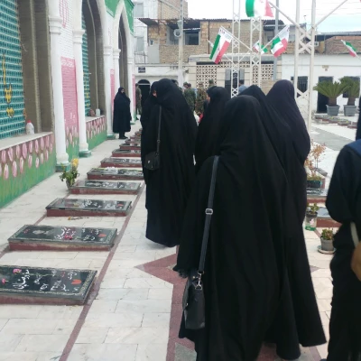 به مناسبت گرامیداشت هفته دفاع مقدس برگزار شد: غبار روبی مزار شهدای والا مقام و قرائت زیارت عاشورا در جوار مزار شهدای شهرستان ساری توسط دانشجومعلمان پردیس 3